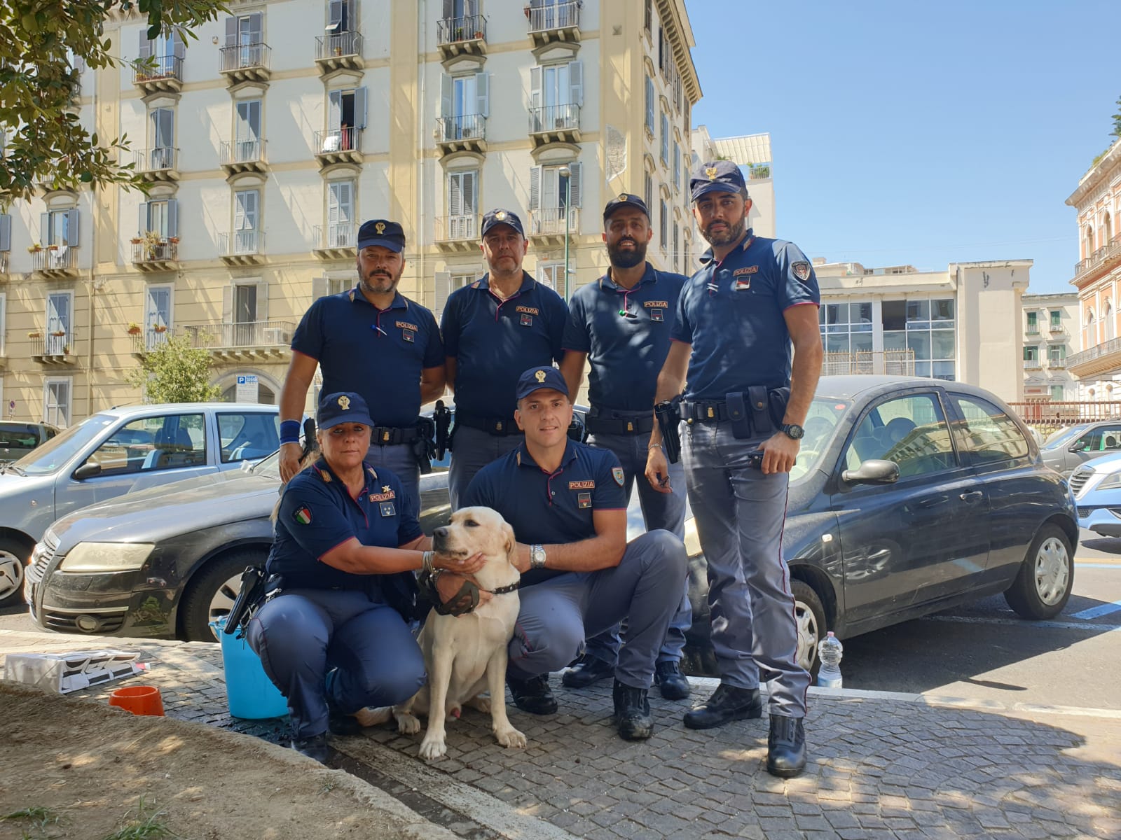 NAPOLI POLIZIA SALVA UN CANE ABBANDONATO IN MACCHINA SOTTO IL SOLE